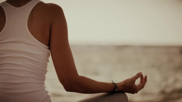 Chica haciendo meditación de yoga — Vídeo de stock