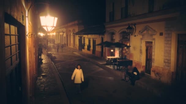 Gente caminando por la noche en la calle — Vídeos de Stock