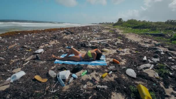 Ragazza sulla spiaggia piena di spazzatura — Video Stock