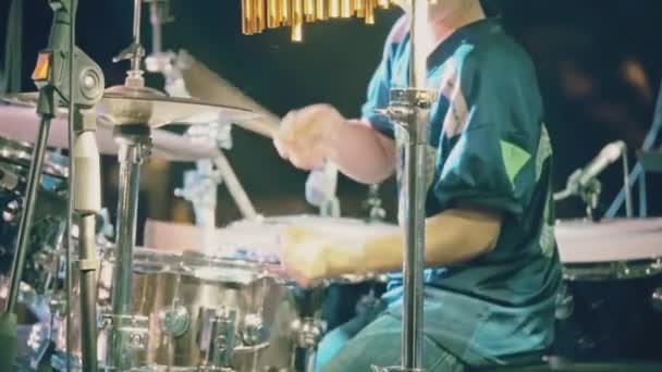 Tonåring spelar trummor i konsert — Stockvideo