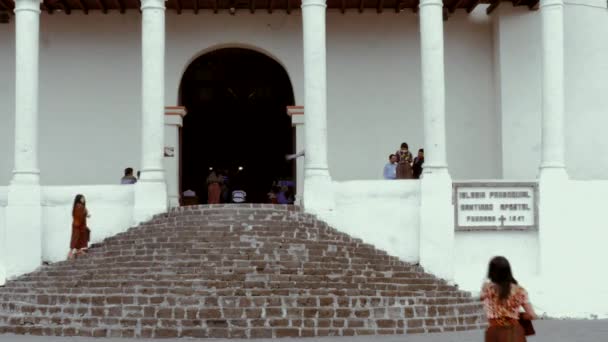 Peregrinos que frequentam a igreja principal — Vídeo de Stock