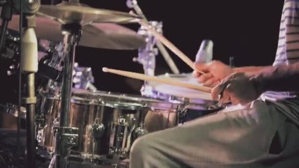 Baterista tocando bateria — Vídeo de Stock