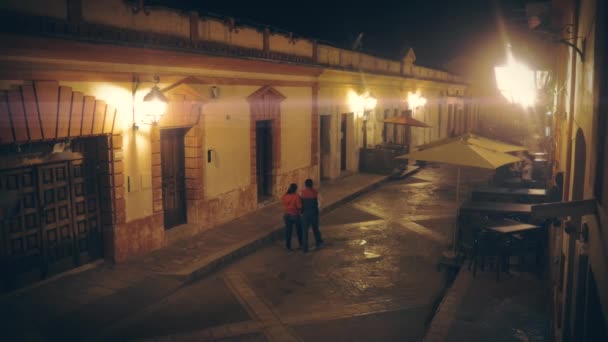 Gente caminando por la noche en la calle — Vídeos de Stock