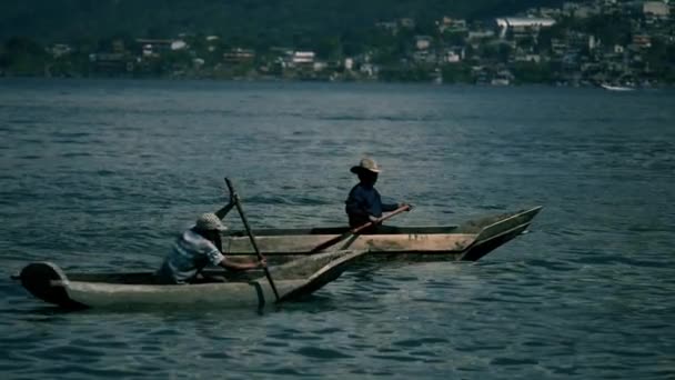 Pescadores en canoas de madera — Vídeo de stock