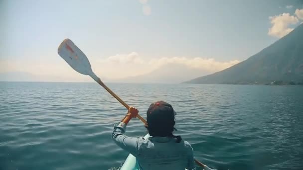 Canotaje sobre el lago en un día — Vídeo de stock