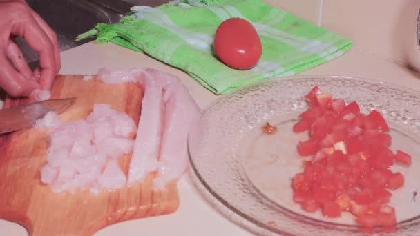 Mani di chef che tagliano un filetto di pesce — Video Stock