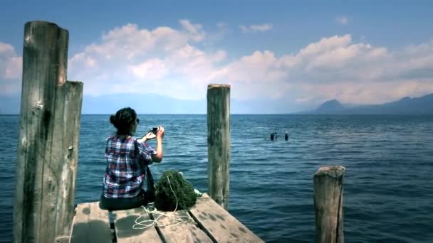 Blick auf den atitlan-See — Stockvideo