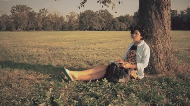 Jovem mulher no parque — Vídeo de Stock