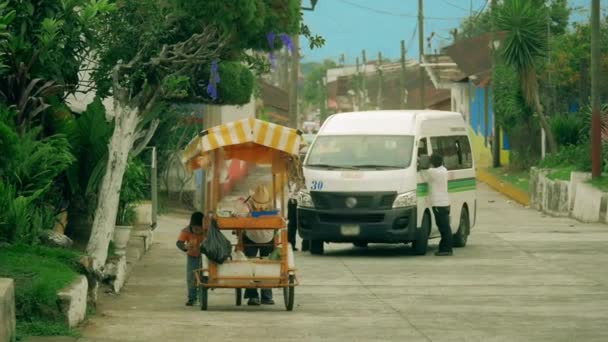 Niño y hombre empujando carro — Vídeos de Stock