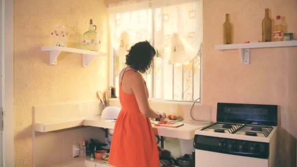 Dona de casa cozinhar na cozinha — Vídeo de Stock