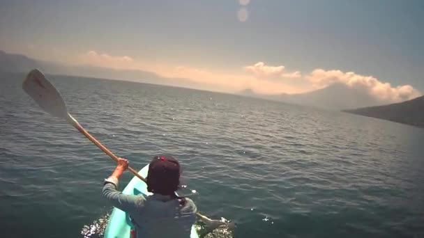 Canoagem sobre o lago em um dia — Vídeo de Stock