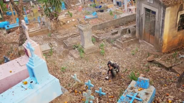 Vrouw in de Mexicaanse begraafplaats — Stockvideo