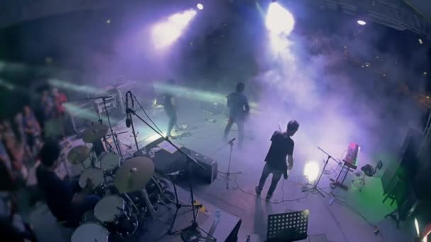 Banda de rock divirtiéndose en escenario — Vídeos de Stock