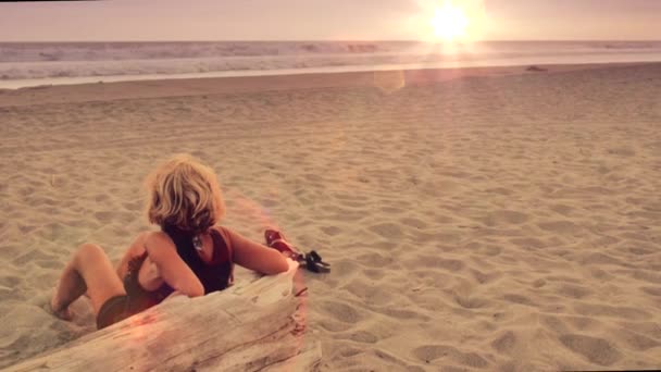 Mujer disfrutando de la puesta del sol — Vídeos de Stock