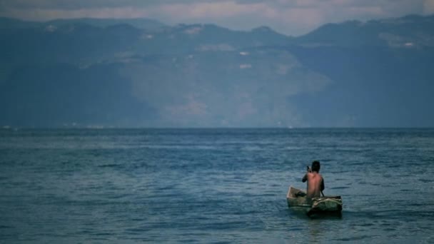 Indigenous sailing in lake Atitlan — Stock Video