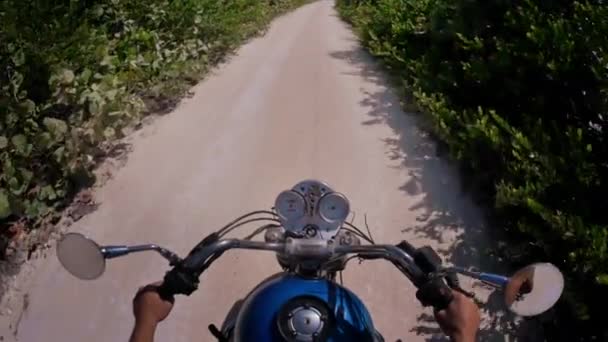 Pozbawienie motocykl w górach — Wideo stockowe
