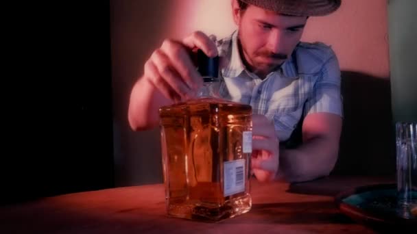 Hombre bebiendo tequila tiros — Vídeo de stock