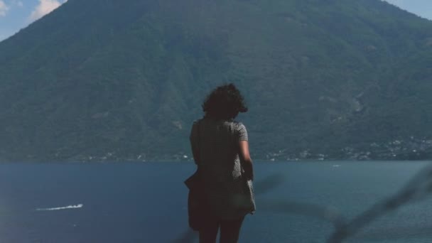 Blick auf den atitlan-See — Stockvideo