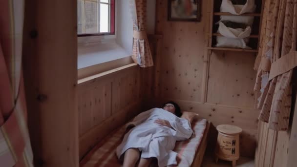 Frau ruht sich in einem Privatzimmer aus — Stockvideo