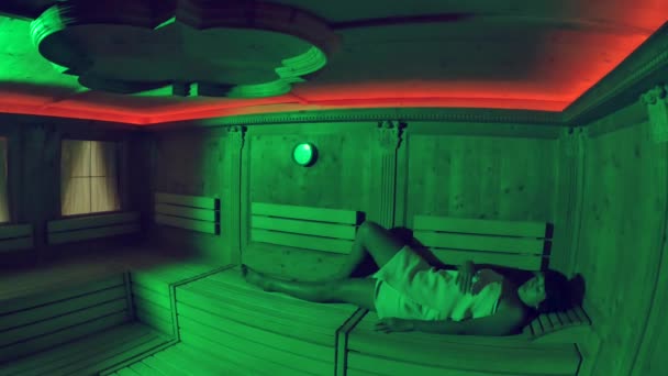 Mulher hispânica relaxante na sauna — Vídeo de Stock