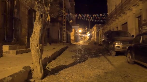 Hermosa ciudad colonial por la noche — Vídeo de stock