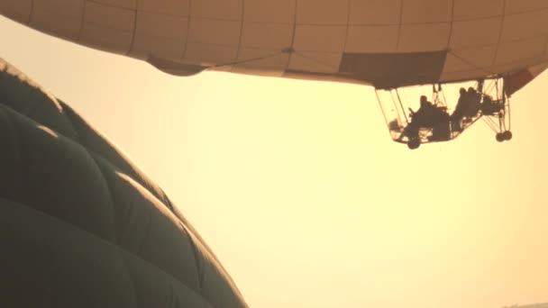 Bemanning van zeppelin vliegen bij dageraad — Stockvideo