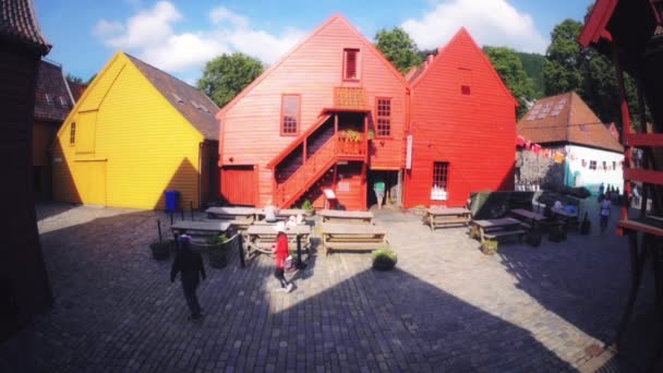 Beco turístico com casas coloridas — Vídeo de Stock