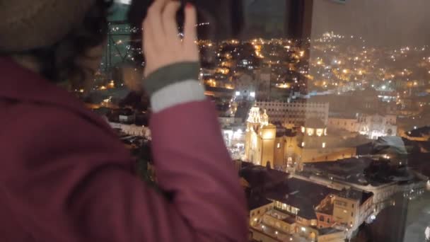 Turista feminino assistindo miradouro panorâmico — Vídeo de Stock