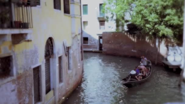 Turistas en Gondolas pasando por los canales — Vídeo de stock