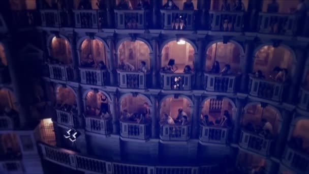 Diváci sedící na balkonech Bibienem divadlo — Stock video