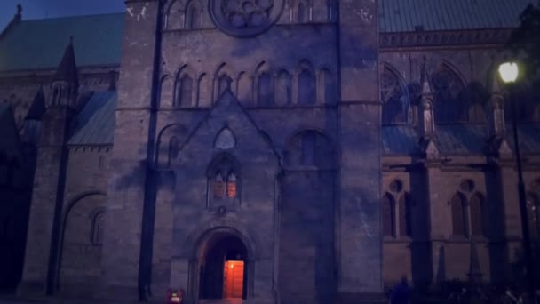 Nordische Kirche in der Nacht — Stockvideo