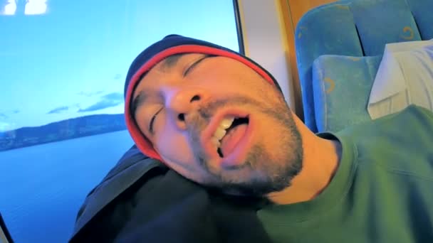 Uomo adulto addormentato in treno — Video Stock