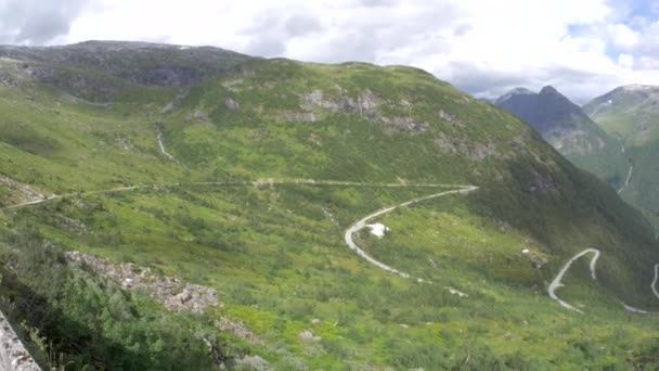 Kurvenreiche Straßen auf der norwegischen Route — Stockvideo