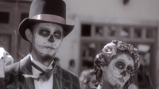 Couple dressed with makeup of mexican skull — Stock Video