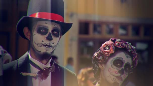 カップル メキシコ スカルのメイクと服を着て — ストック動画