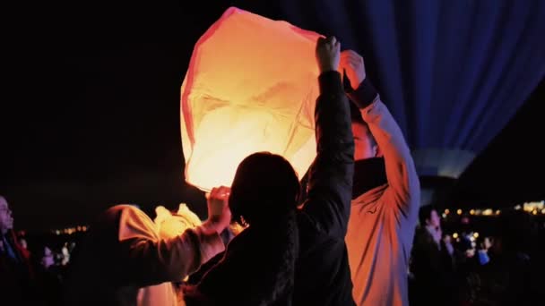 Family release sky lanterns — Stock Video