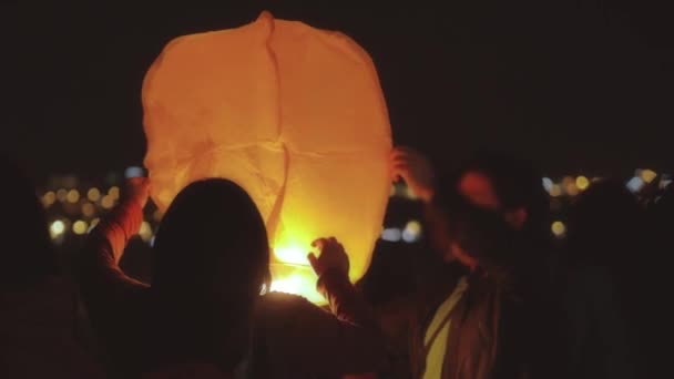 Family release sky lanterns — Stock Video