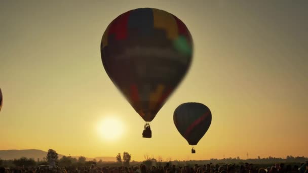 Ballons lyfter i gryningen — Stockvideo