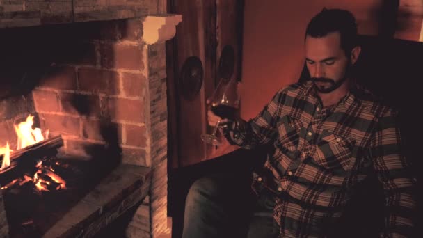 Hombre bebiendo una copa de vino tinto — Vídeo de stock