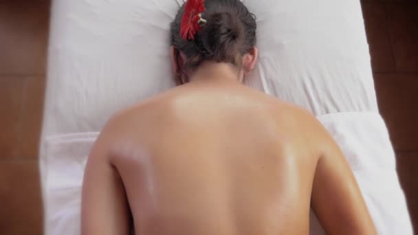 Massagem corporal usando um bastão de bambu — Vídeo de Stock