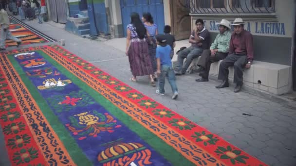 Personas que visitan las alfombras coloridas — Vídeo de stock