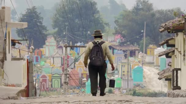 Sokak ortasında yürüyen adam — Stok video