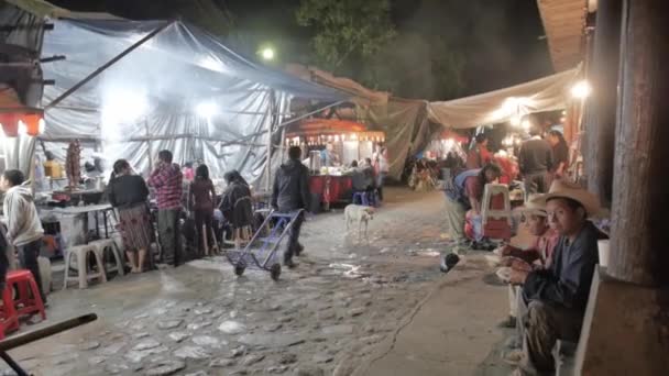 Gente de Chichicastenango cenando — Vídeos de Stock