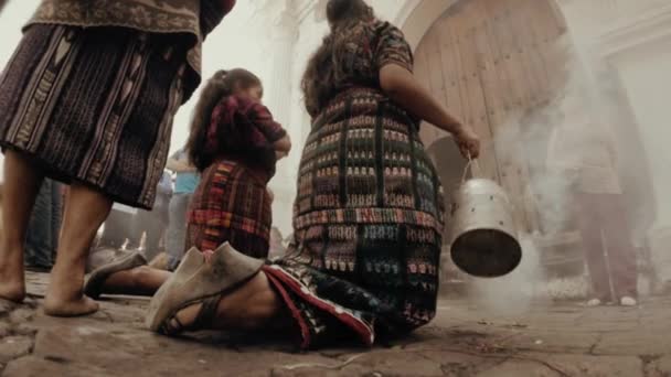 Mujeres mayas en el atrio de la iglesia — Vídeo de stock