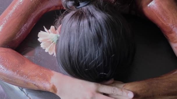 Латиноамериканка получает массаж — стоковое видео