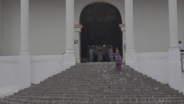 Peregrinos que asisten a la iglesia principal — Vídeo de stock