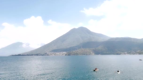 Sjön Atitlan i en klar dag — Stockvideo