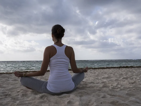 Bakifrån Ung Kvinna Som Sitter Stranden Sand Gör Yoga Motion Royaltyfria Stockfoton