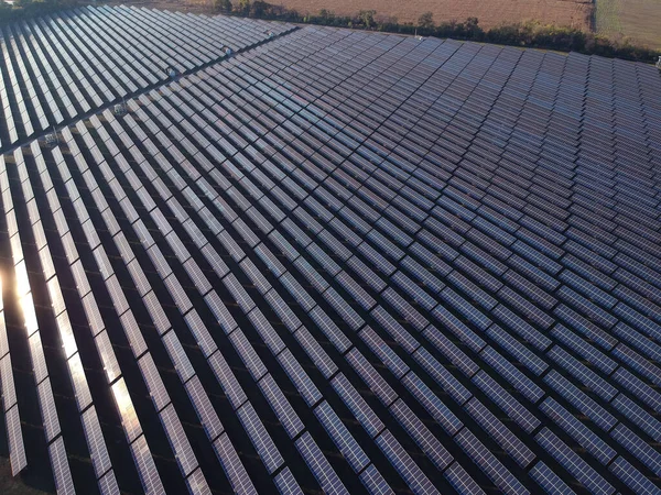 Luftbild Des Solarkraftwerks Viele Sonnenkollektoren Auf Dem Land Von Oben — Stockfoto
