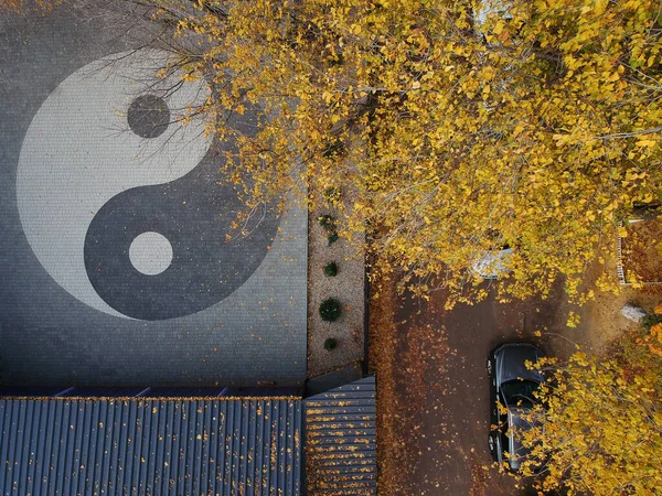 Photo Aérienne Panneau Yin Yang Dans Parc Automne — Photo